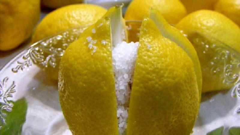 Corta 4 limones con sal encima.