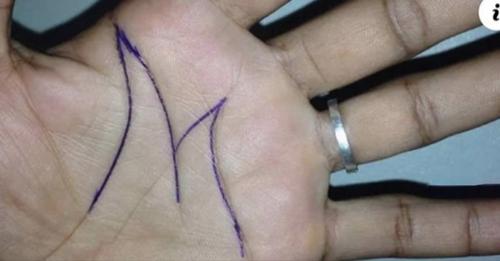 LETRA M EN LA MANO