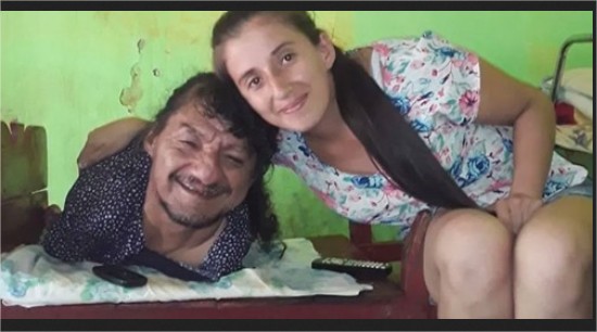 Hombre sin extremidades logró sacar adelante a sus dos hijas tras abandono de la madre