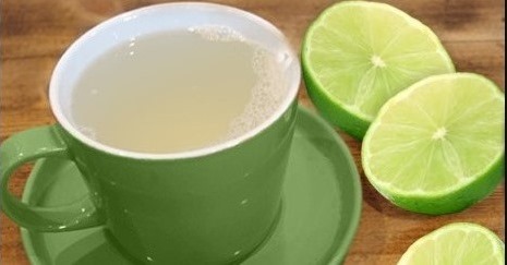 AGUA TIBIA CON LIMÓN