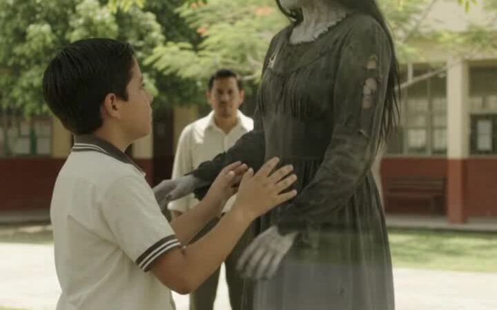 La mujer bajo el árbol
